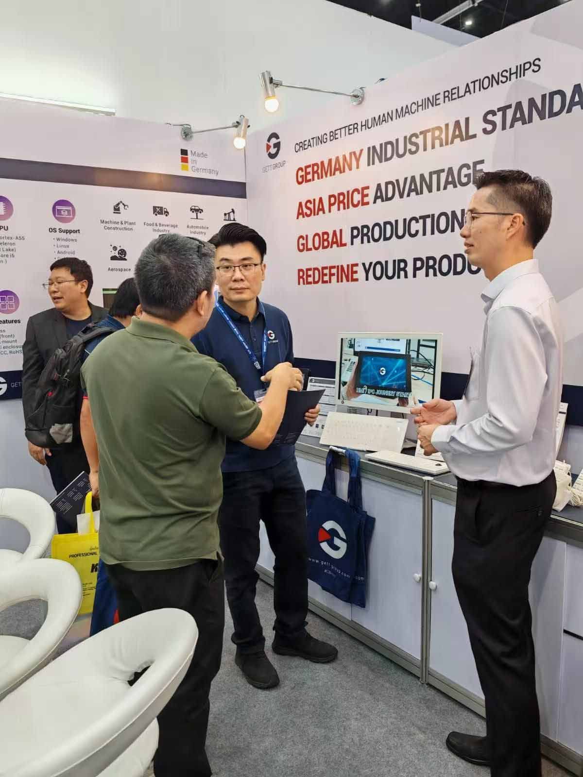 GETT's team in a conversation