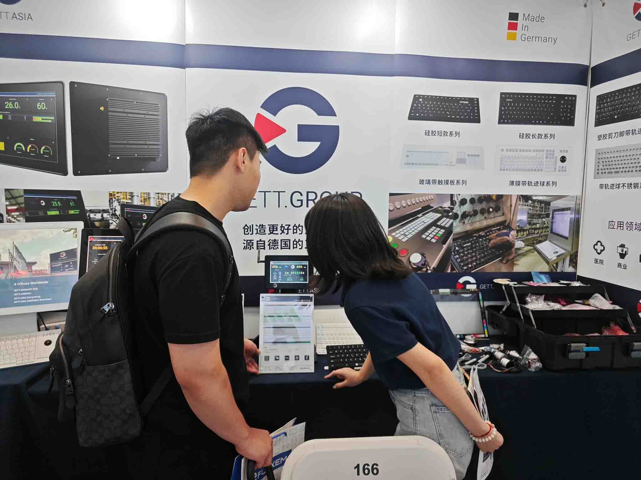 The GETT team showing off the products